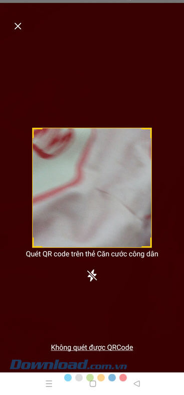 Đưa camera điện thoại lại gần phần mã QR trên thẻ CCCD gắn chip